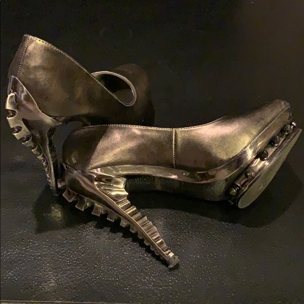 Very unique, super stylish gunmetal pumps!